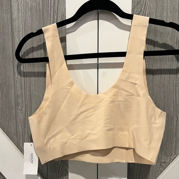 D06.9. NWT ALFANI Creamy Ivory Laser Cut Seamless Pull On Wireless Bralette L - Picture 3 of 3